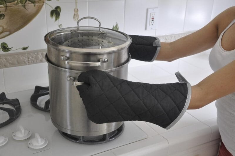 Kitchen Cotton Oven Glove Heat Resistant Gloves Flame Retardant Kitchen and BBQ Heavy Duty Burn Protection Quilted Mitt (Random Color)