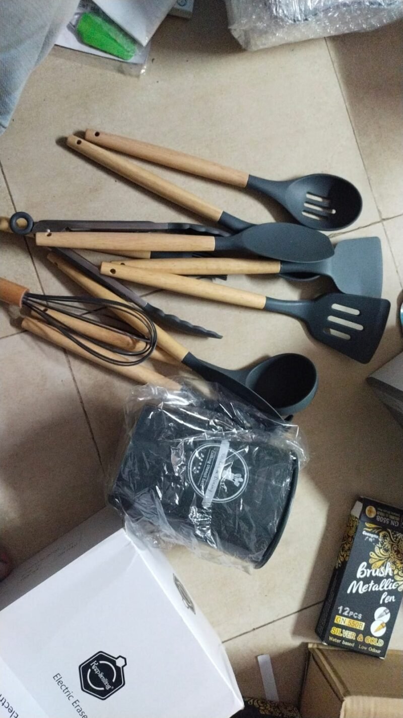 12 pcs set Wooden Handle Silicone Kitchen Utensils With Storage Bucket High Temperature Resistant And Non Stick Pot Spatula Spoon( random color ) - Image 3